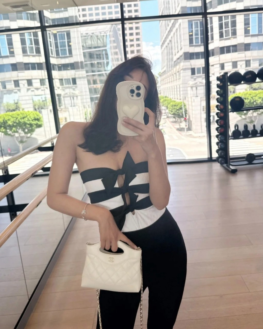 하얀악마 샤넬 수영복 (1).jpg