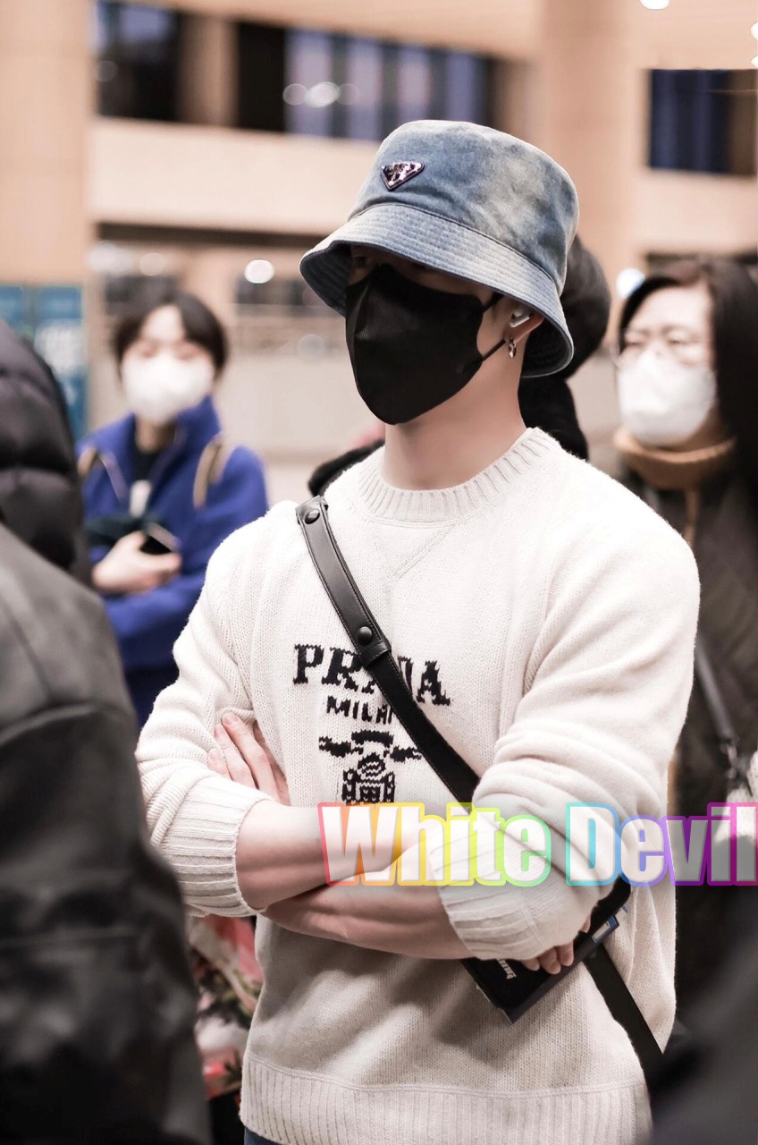 하얀악마 프라다 니트 (2).jpg