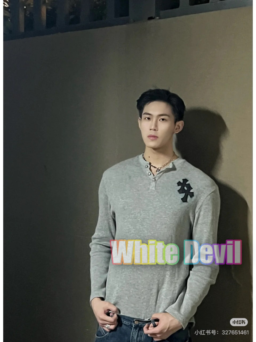 하얀악마 크롬하츠 맨투맨 (1).jpg