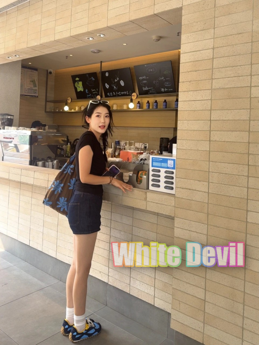 하얀악마 프라다 스니커즈 (1).jpg