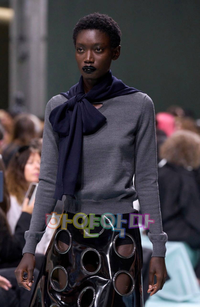 하얀악마 프라다 니트 (1).jpg