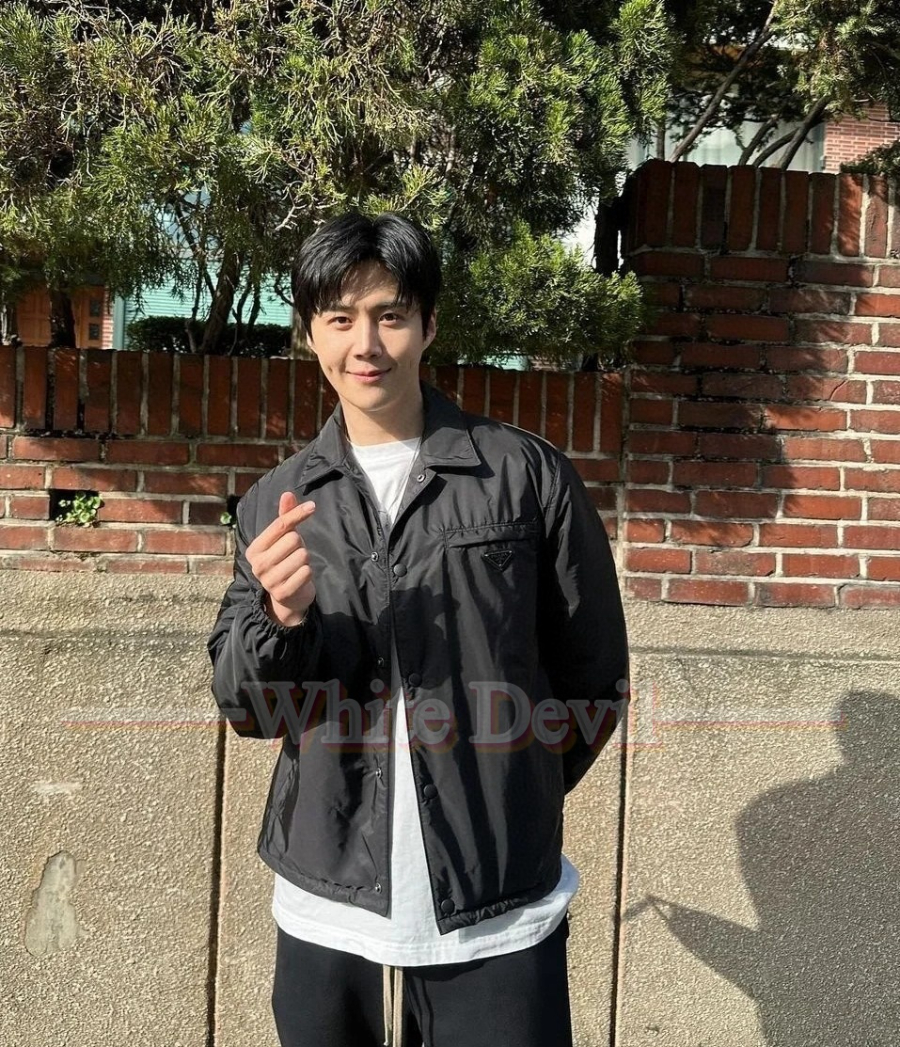 하얀악마 프라다 레플리카 점퍼 (1).jpg