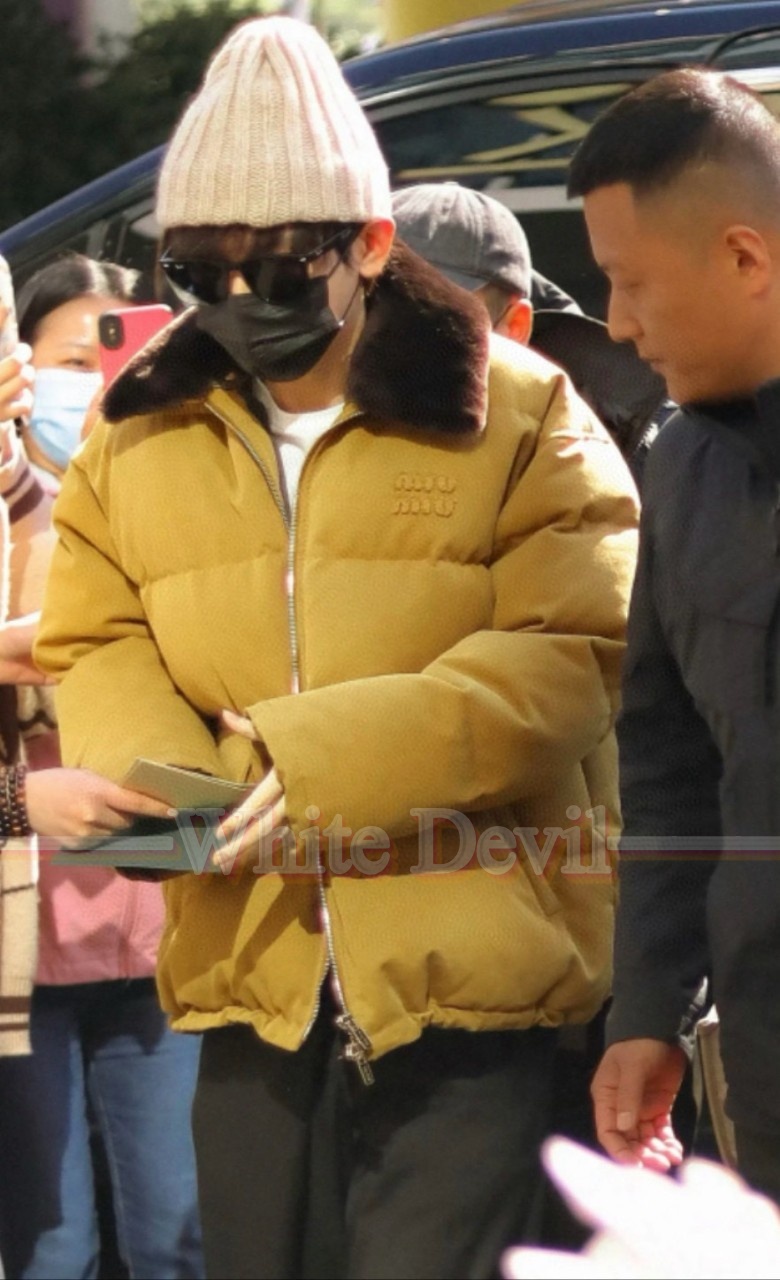 하얀악마 레플리카 미우미우 패딩 (1).jpg