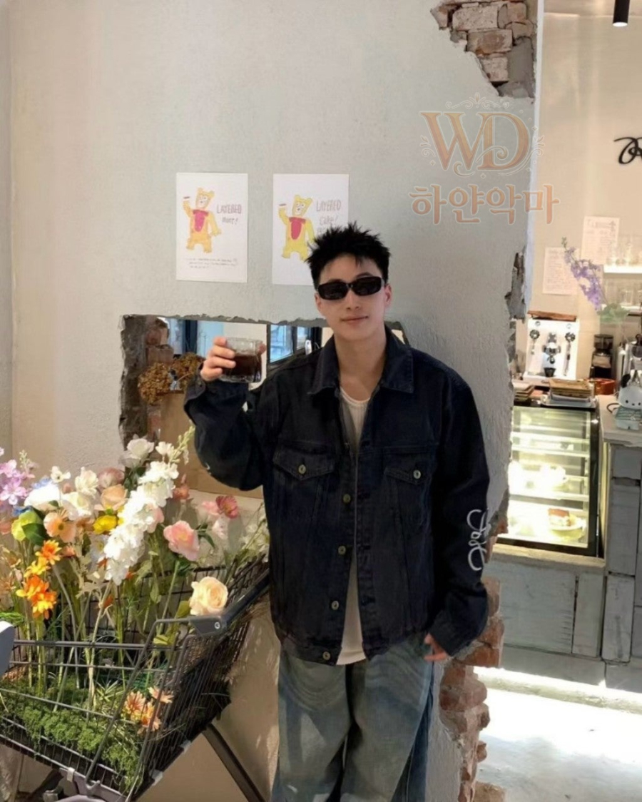 2026로에베신상-남성청자켓-하얀악마-1.jpg